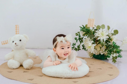 吐鲁番四个月宝宝揉眼睛